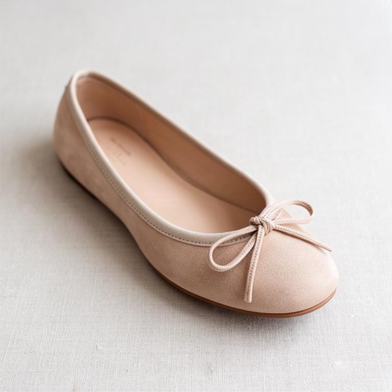 Ballerina Soft in nabuk color sabbia con fiocco discreto, su fondo chiaro